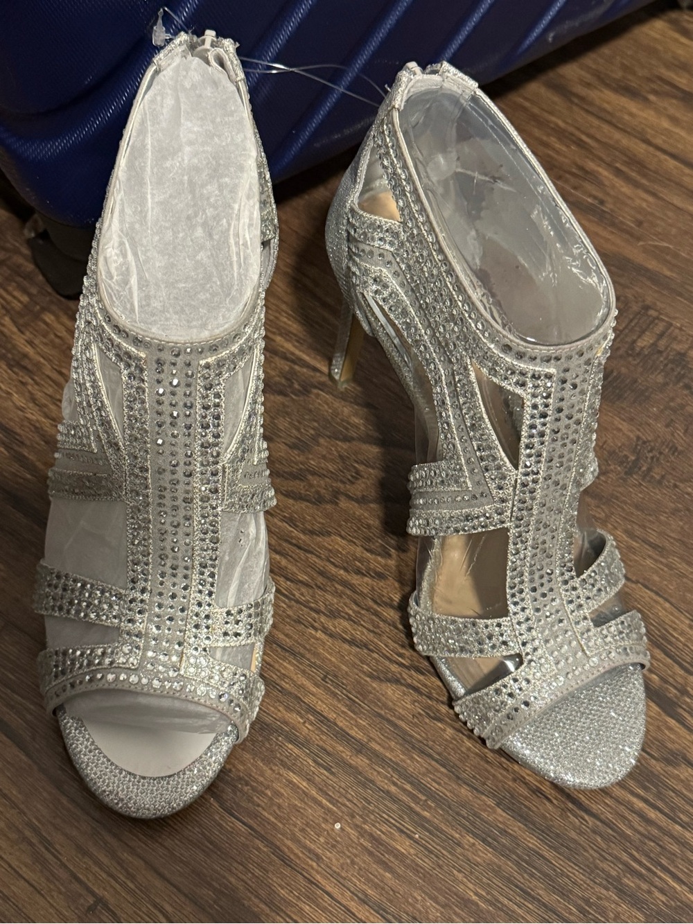 Gianni Bini Sianna Jewel Embellished Silver Bling Dress Shoe. New without box.